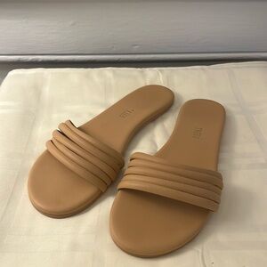 TKEES Serena slides in color “pout” size 10